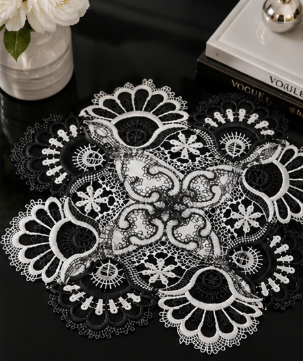chat-black-lace-doily